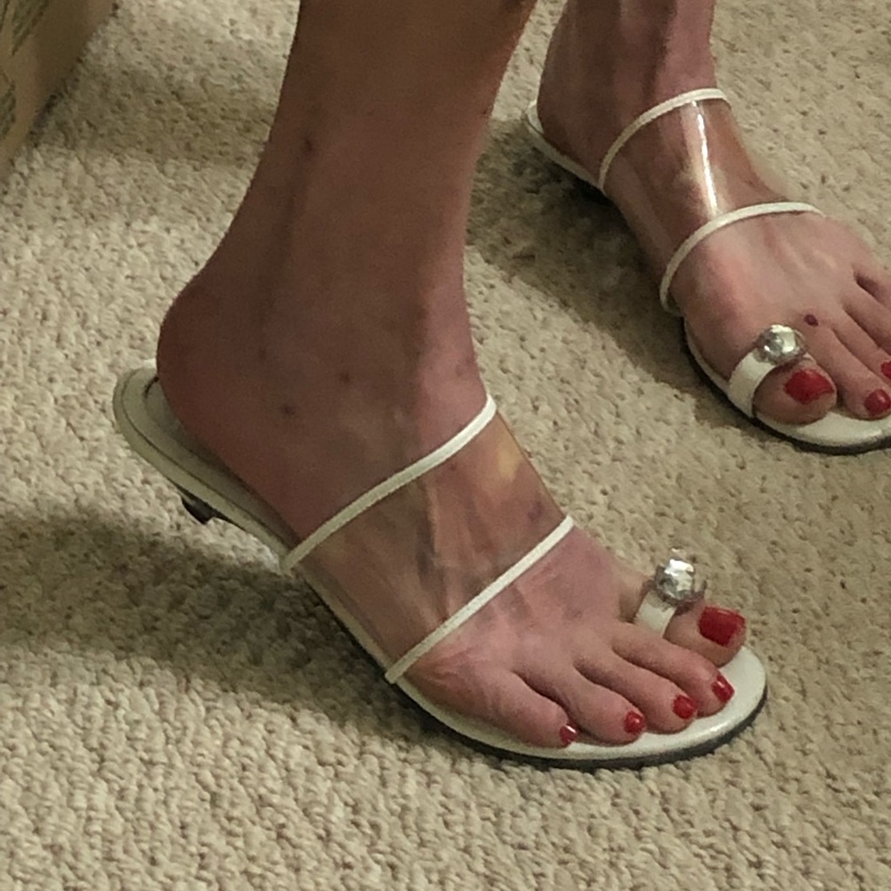 Insanely chic Piu di Servas designer kitten heels - wht